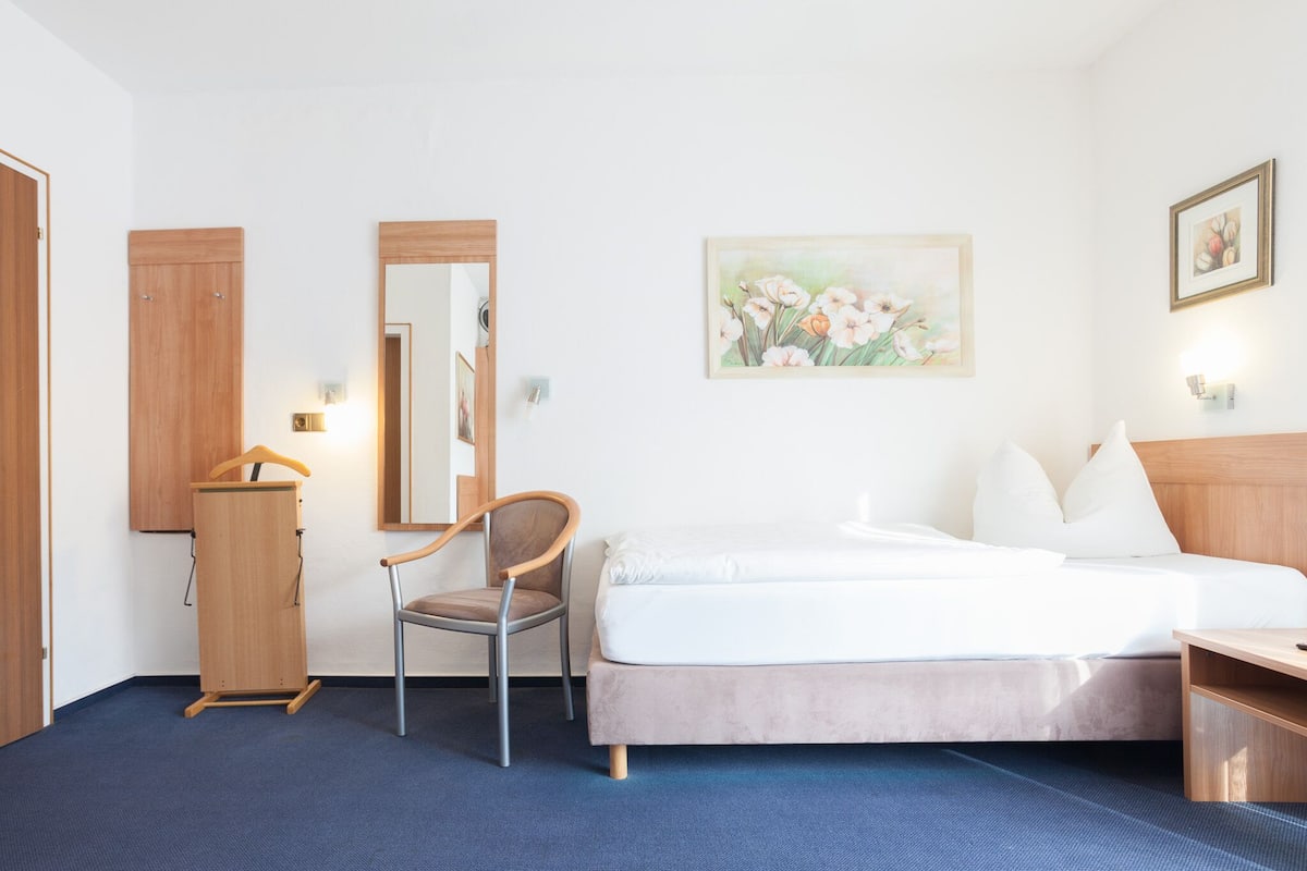 Premium bedding, minibar, desk, free WiFi