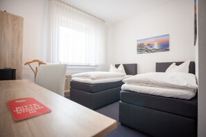 Quarto casal ou duplo standard | Roupas de cama premium, frigobar, escrivaninha, Wi-Fi de cortesia