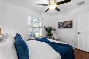 3 bedrooms, iron/ironing board, travel cot, WiFi - Boho Bungalow - Chic / Dog Friendly / Mins to Town (St. Augustine)