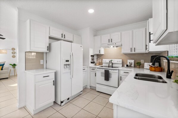 Unclassified image, 1 of 27, button - Boho Bungalow - Chic / Dog Friendly / Mins to Town (St. Augustine)