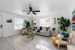 TV - Boho Bungalow - Chic / Dog Friendly / Mins to Town (St. Augustine)