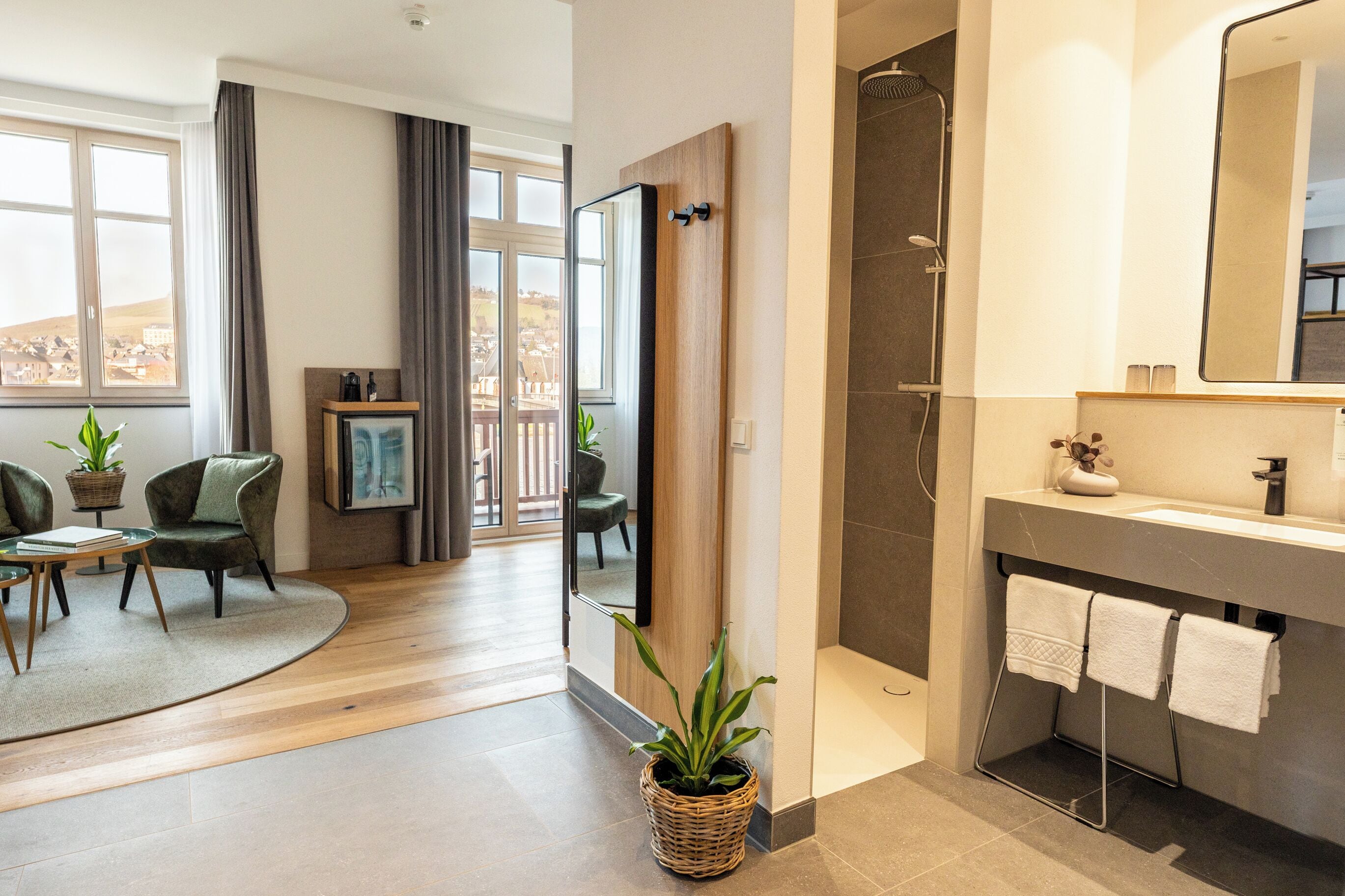 Executive Room | Hypo-allergenic bedding available, minibar (free items), in-room safe