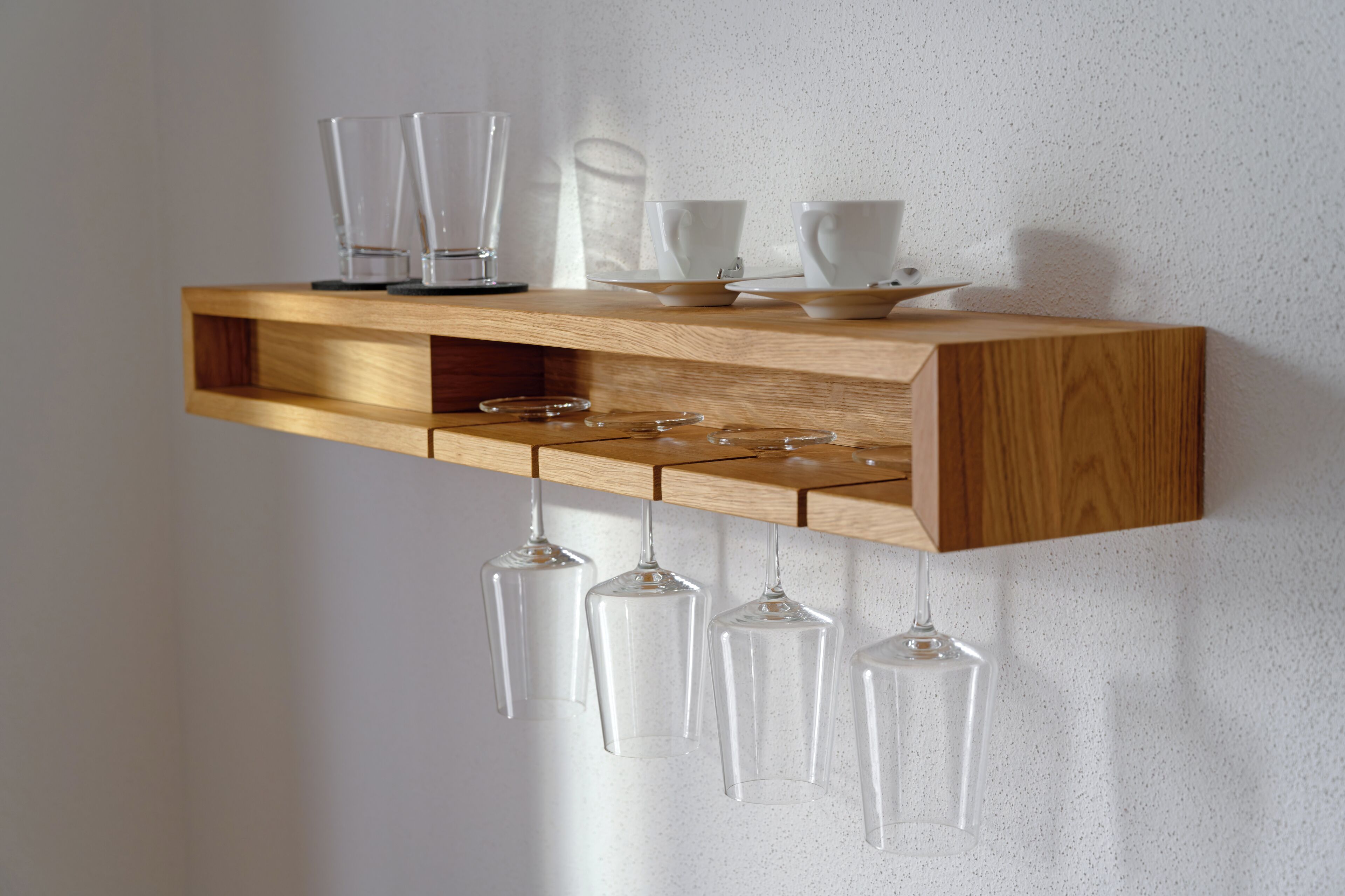 Ein Weinkühler aus Holz mit Gläsern und Bechern.