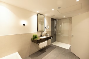 Quarto família | Banheiro | Chuveiro, chuveiro com efeito de chuva, secador de cabelo