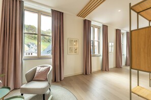 Ropa de cama hipoalergénica y minibar con artículos gratuitos 