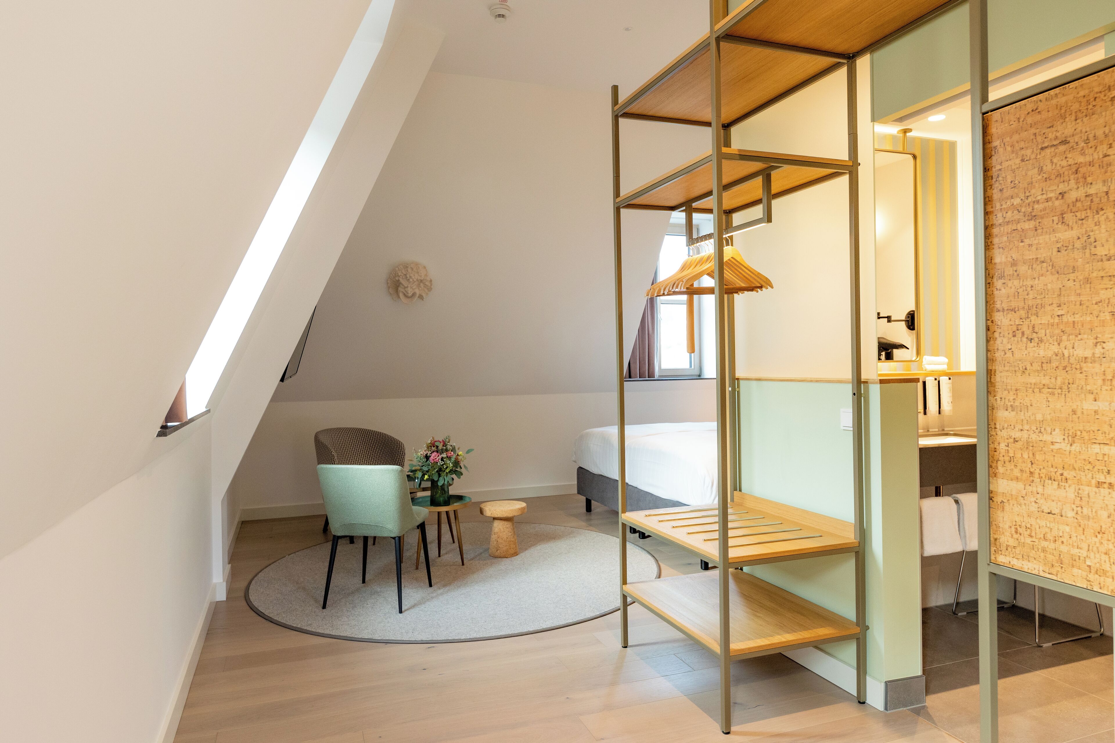 Une chambre moderne avec un lit superposé, un bureau et une chaise.