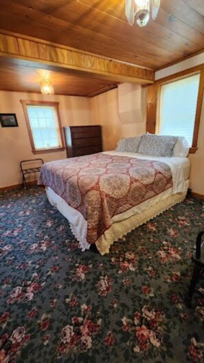 5 bedrooms, travel cot, free WiFi, bed sheets - Historic 1840s Lamoreaux House / Modern Addition (Nauvoo)