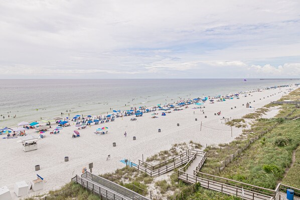 En la playa y camastros 