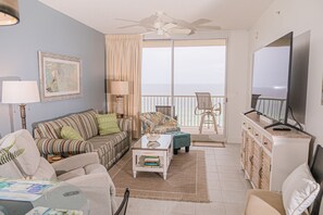 Smart TV, reproductor de DVD, tenis de mesa y libros 