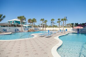 Alberca techada y alberca al aire libre