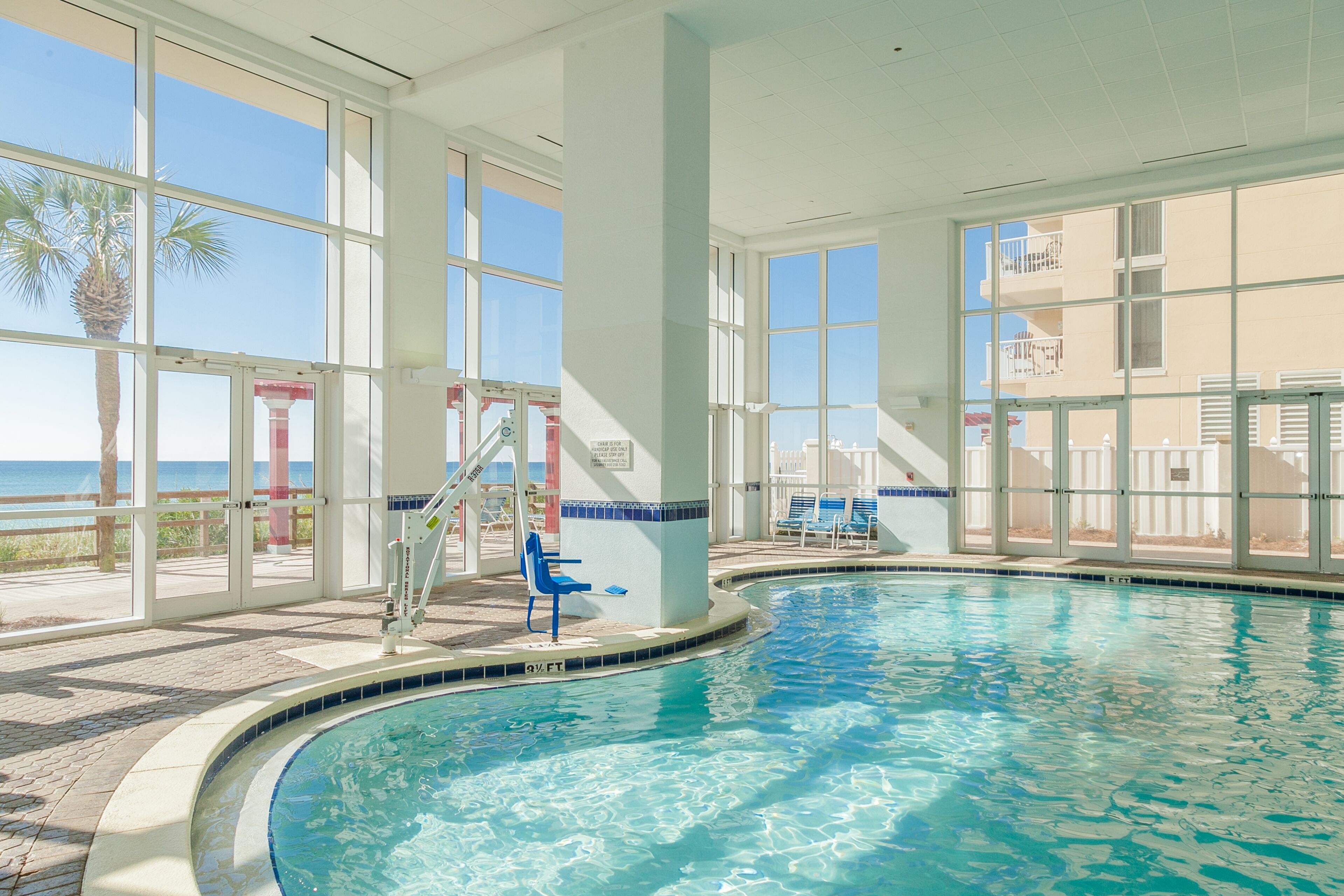 Alberca techada y alberca al aire libre