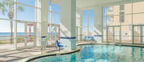 Alberca techada y alberca al aire libre