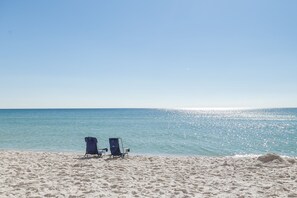 Plage, chaises longues