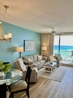 Älytelevisio, DVD-soitin, pöytätennispöytä, kirjoja