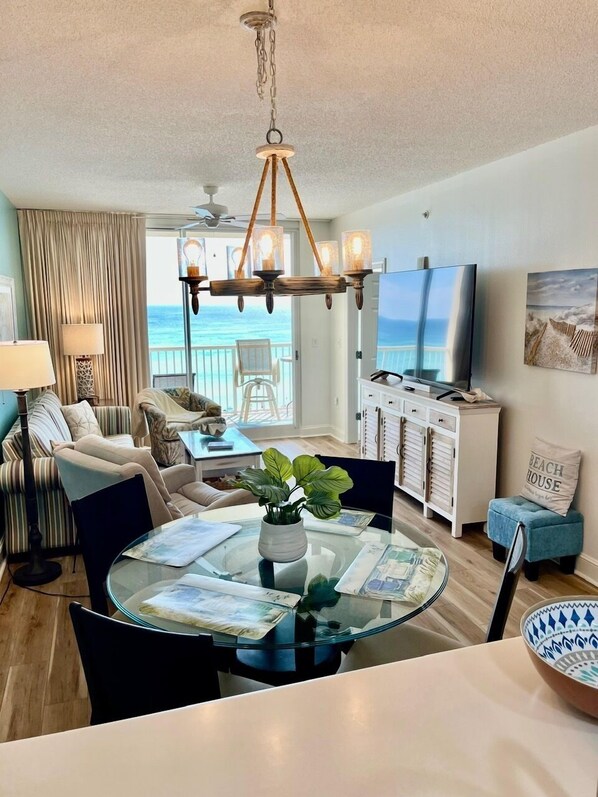 Älytelevisio, DVD-soitin, pöytätennispöytä, kirjoja