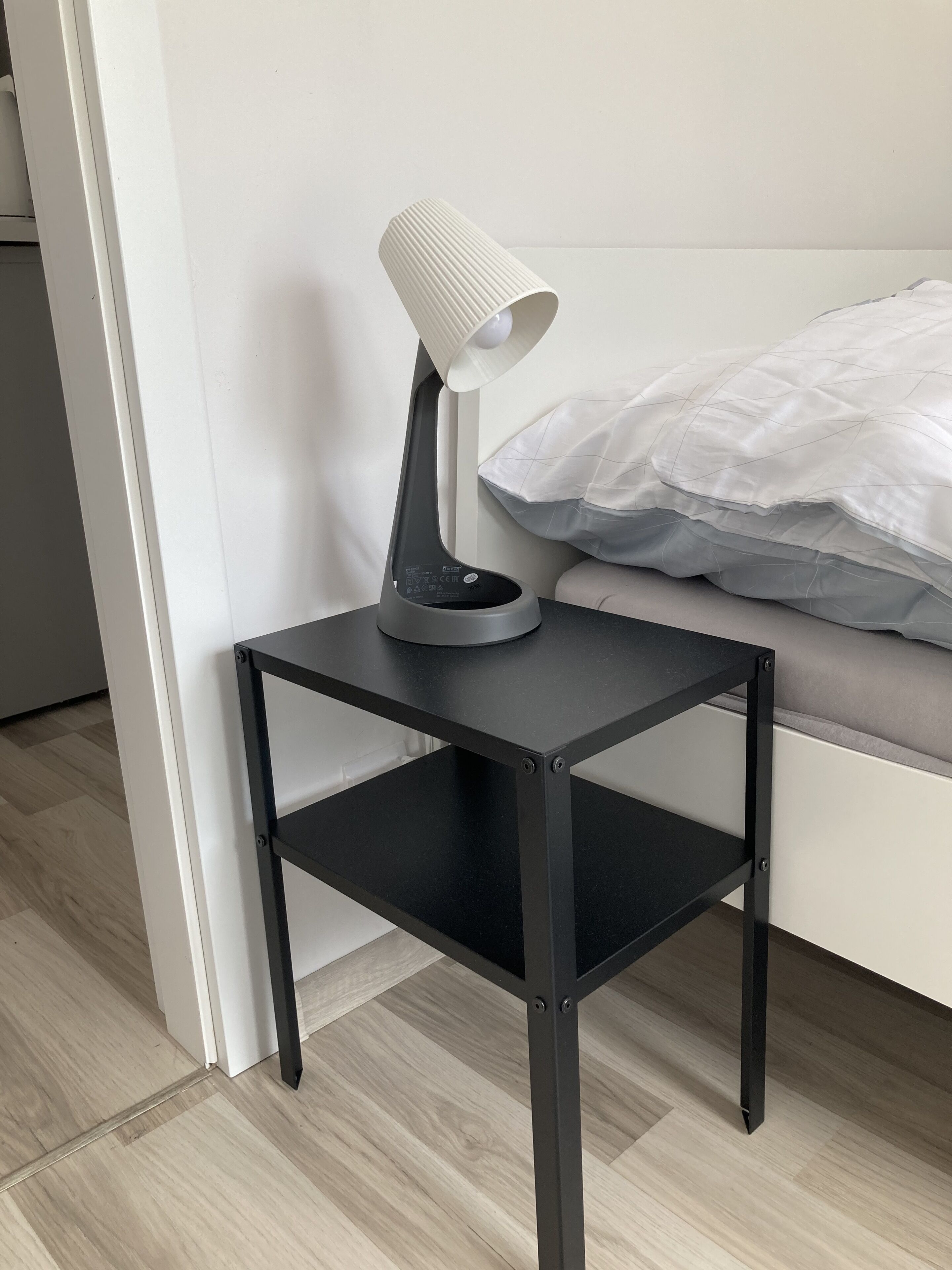 1 soverom, skrivebord, strykejern/-brett og reiseseng for barn