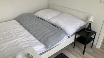 1 slaapkamer, een bureau, een strijkplank/strijkijzer, reisbedje