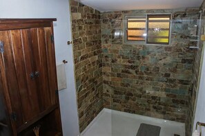 Douche, sèche-cheveux, serviettes fournies, savon