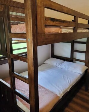 4 chambres, fer et planche à repasser, Wi-Fi gratuit, draps fournis