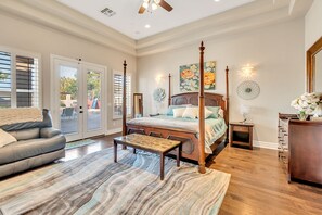 5 habitaciones, escritorio y tabla de planchar con plancha