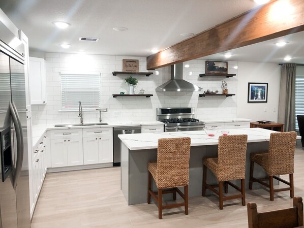 Jääkaappi, mikroaaltouuni, uuni, liesi