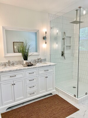 Ensemble douche/baignoire, sèche-cheveux, serviettes fournies, savon