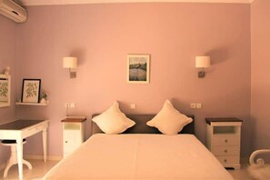 5 bedrooms, desk, iron/ironing board, travel cot