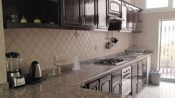 Jääkaappi, mikroaaltouuni, uuni, liesi