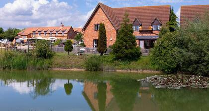 Pet friendly lakeside cottage with private hot tub, onsite golf course & cafe
