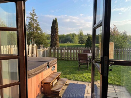 Pet friendly lakeside cottage with private hot tub, onsite golf course & cafe