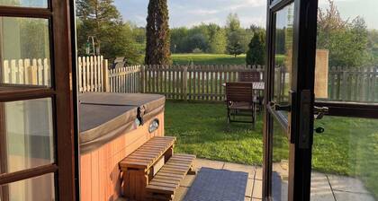 Pet friendly lakeside cottage with private hot tub, onsite golf course & cafe