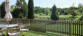 Pet friendly lakeside cottage with private hot tub, onsite golf course & cafe