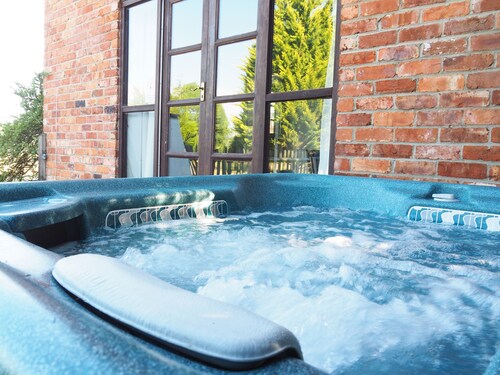 Pet friendly lakeside cottage with private hot tub, onsite golf course & cafe