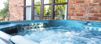 Pet friendly lakeside cottage with private hot tub, onsite golf course & cafe