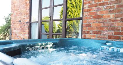 Pet friendly lakeside cottage with private hot tub, onsite golf course & cafe