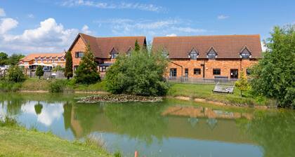 Pet friendly lakeside cottage with private hot tub, onsite golf course & cafe