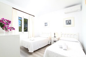 3 chambres, coffres-forts dans les chambres, fer et planche à repasser