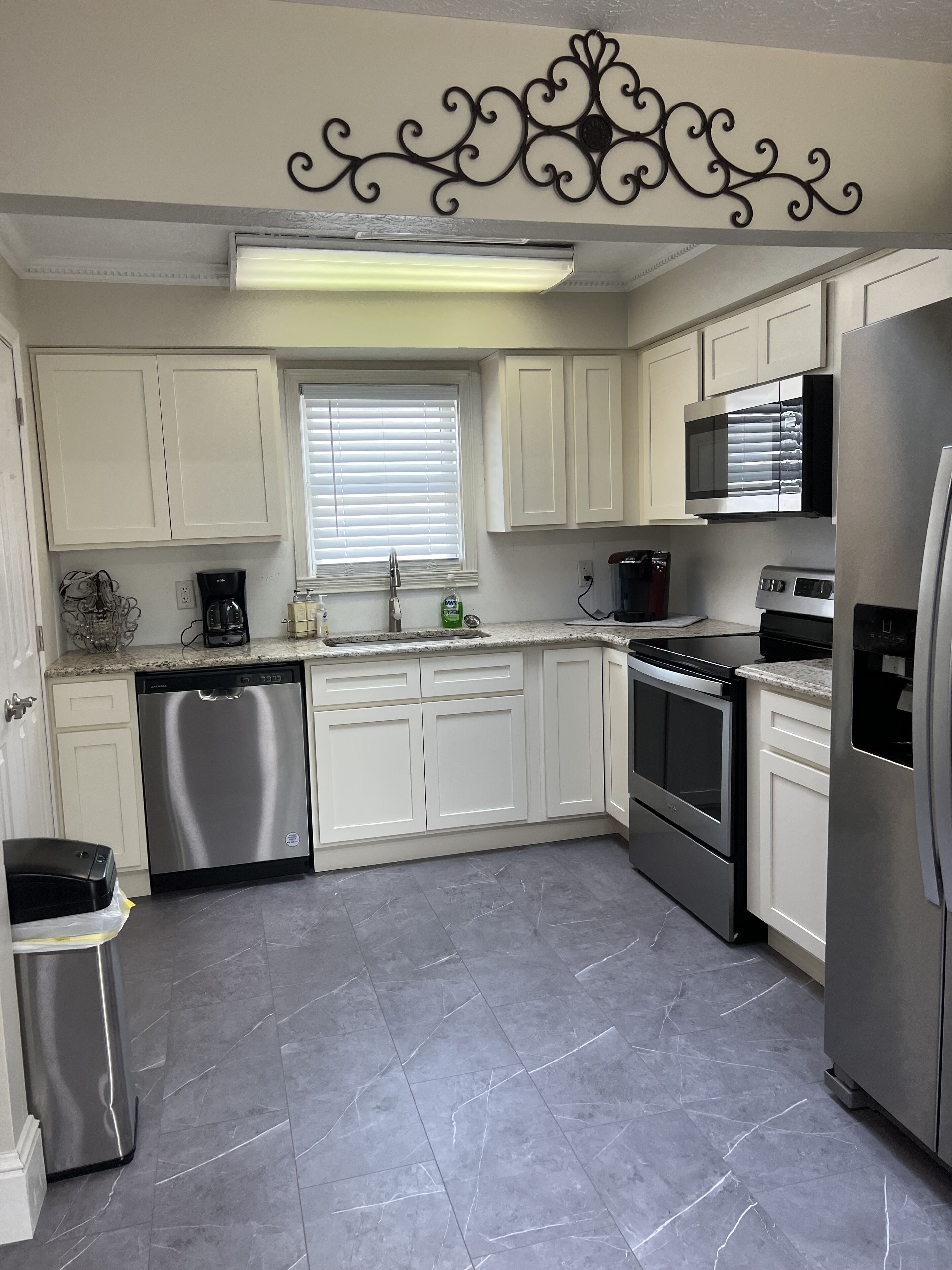 Køleskab, mikrobølgeovn, ovn, kogeplade