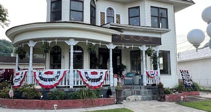 Private 2BR Renovated Guest Suite in Historic Home with Kitchen