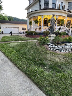 Property grounds - Private 2BR Renovated Guest Suite in Historic Home with Kitchen (Paintsville)