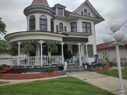 Lovely 2 Bedroom Unit with Free Parking