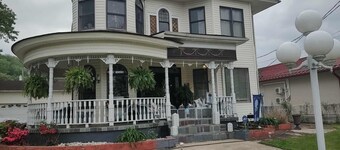 Lovely 2 Bedroom Unit with Free Parking