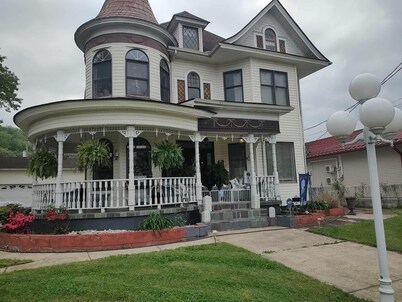 Lovely 2 Bedroom Unit with Free Parking