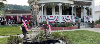 Private 2BR Renovated Guest Suite in Historic Home with Kitchen