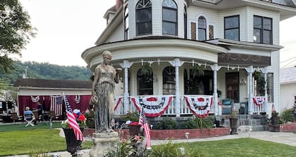 Private 2BR Renovated Guest Suite in Historic Home with Kitchen