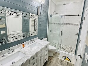 Shower, rainfall showerhead, hair dryer, towels - SPECTACULAR OCEAN VIEWS 🌊Kayak, Starlink, Generator, Beach, Pickleball (Crossing Rocks)