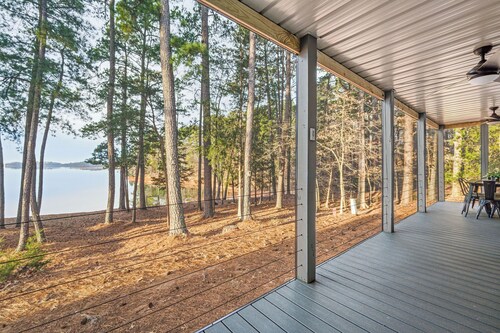 “Our Happy Place” on Lake Hartwell: Ready for you to relax and unwind!