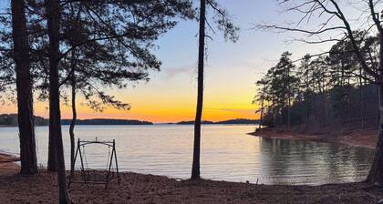 “Our Happy Place” on Lake Hartwell: Ready for you to relax and unwind!