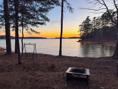 “Our Happy Place” on Lake Hartwell: Ready for you to relax and unwind!