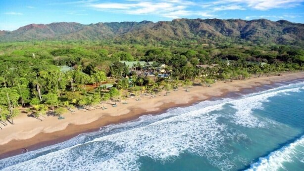 Pantai pribadi di sekitar, pasir hitam, dan bar pantai